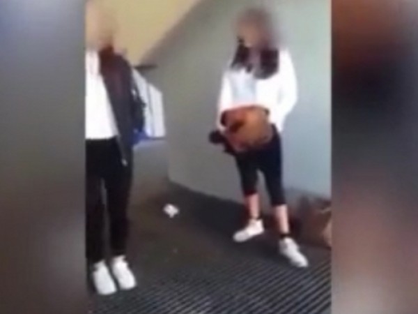 مراهقون يعتدون بوحشية على فتاة مسلمة في النمسا