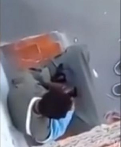 شاهد ماذا فعل متسول سراً بعد أن فضحت أمره كاميرا المراقبة