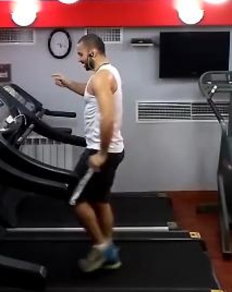شاب يمارس الرياضة عن طريق رقص الدلعونة