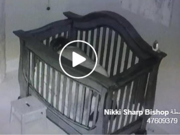 تحدي كبير لجدة تحاول وضع طفل في سريره