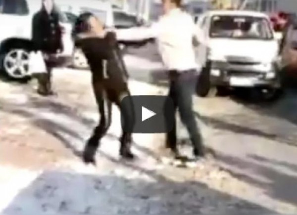 شاب يضرب والديه بعد أن إشتروا له شقة صغير