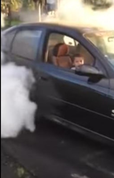 طفل يستعرض بالتفحيط بالسيارة