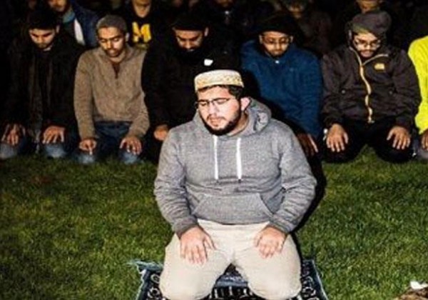 صورة خالدة.. عشرات الأمريكيين يشكلون ''طوقاً'' لحماية مسلمين يؤدون الصلاة!