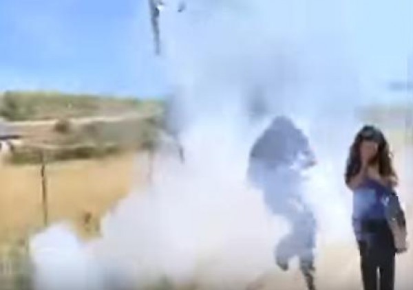 مراسل يلتقط قاذفة الصواريخ خلال بث مباشر