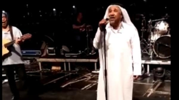 الشاب خالد يثير الجدل باللباس الخليجي
