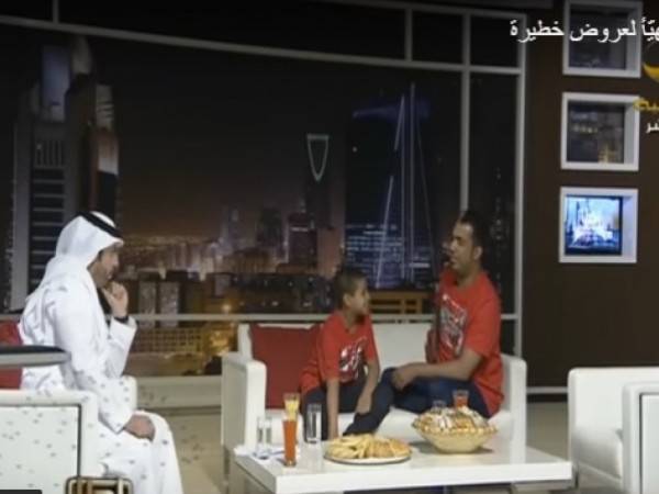 طفل لايتجاوز الـ 10 سنوات يقدم عروض خطيرة بالسكاكين في بطنه