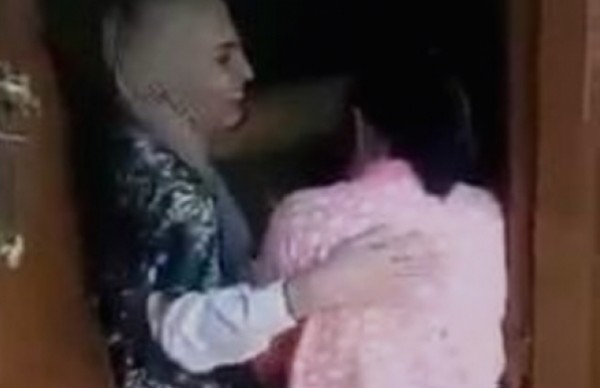 بكاء فلبينية من الفرح بعد مفاجأة أسرة عربية بهدية لها