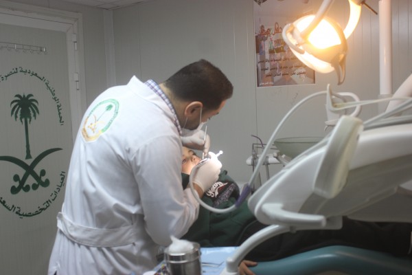 العيادات التخصصية السعودية تتعامل مع137 لاجىء سوري من خلال عيادة طب الاسنان