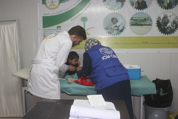 العيادات التخصصية السعودية تقدم اللقاحات والمطاعيم لـ (1243) لاجئاً سوريا في مخيم الزعتري