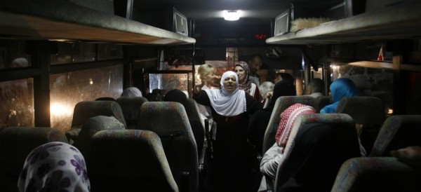74 غزياً يغادرون لزيارة أبنائهم الأسرى في سجون الاحتلال