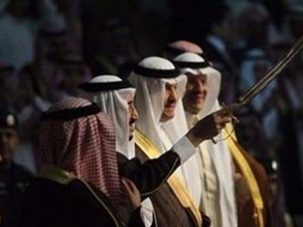 الملك سلمان يرقص بالسيف في قطر