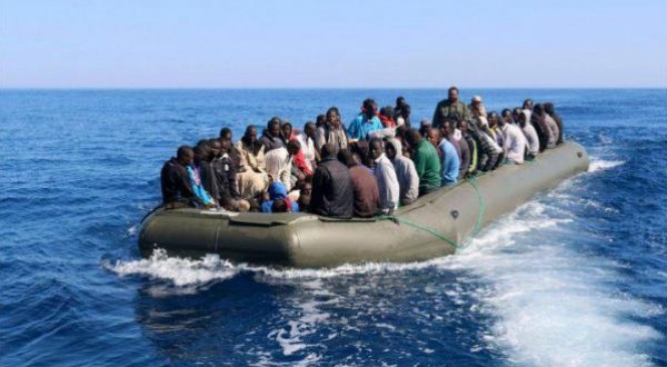 نائب دنماركي يقترح إطلاق النار على قوارب المهاجرين