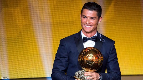 .رونالدو يُتوج بجائزة الكرة الذهبية لأفضل لاعب في العالم  9998785267