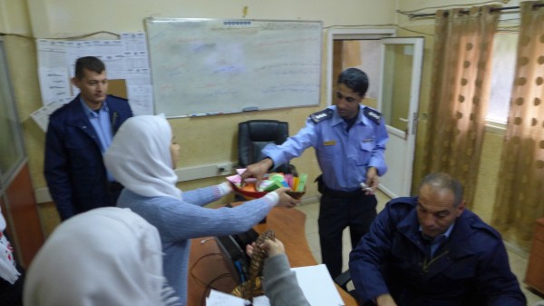 وفد طلابي من طالبات المدرسة العمرية الثانوية يزور الشرطة في قلقيلية