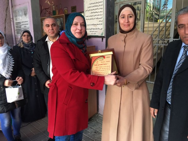 الشبيبة وبلدية حبلة تكرمان المعلمات في بنات حبلة الثانوية