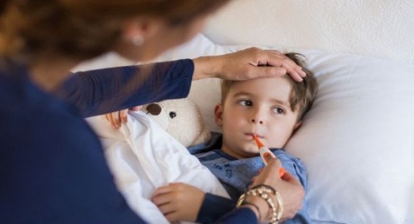10 أشياء تحدث لطفلكِ عند إصابته بالأنفلونزا أو النزلة المعوية