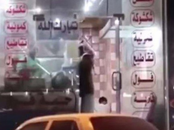شاب يشتري فول مقابل الصلاة على النبي
