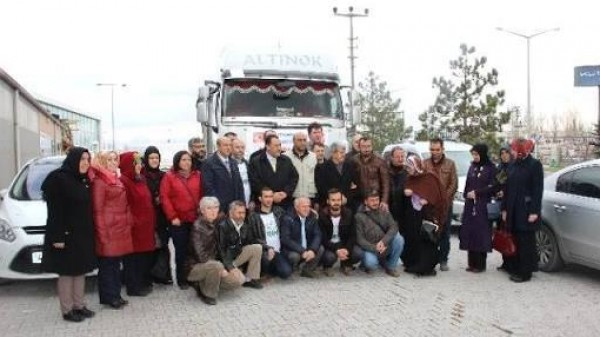 أحباء فلسطين تركيا تشارك هيئة الإغاثة التركية تقديم المساعدات على المرحلين من مدينة حلب