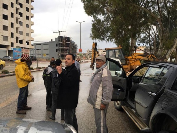 رئيس بلدية جنين يقود إزالة التعديات المنتشرة في شوارع المدينة