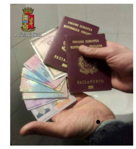 الشرطة الإيطالية تسقط مغربيين يتاجران بجوازات سفر مزورة أمام قنصلية المغرب بميلانو