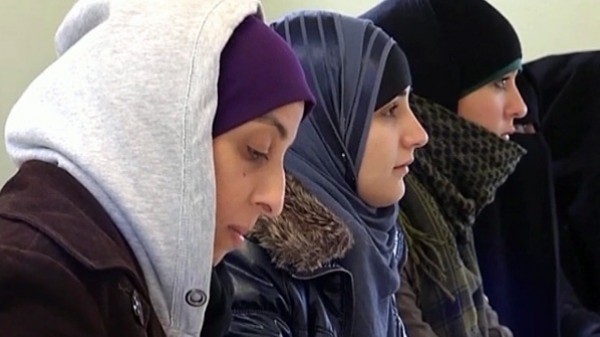 الحجاب يتسبّب في طرد مسلمة من حفل بمقر بلدية فرنسية