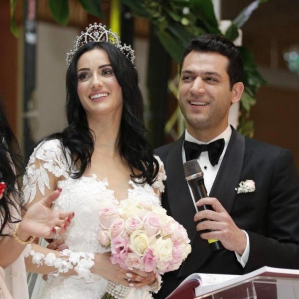 استوحي من زفاف النجم مراد يلدريم وإيمان الباني