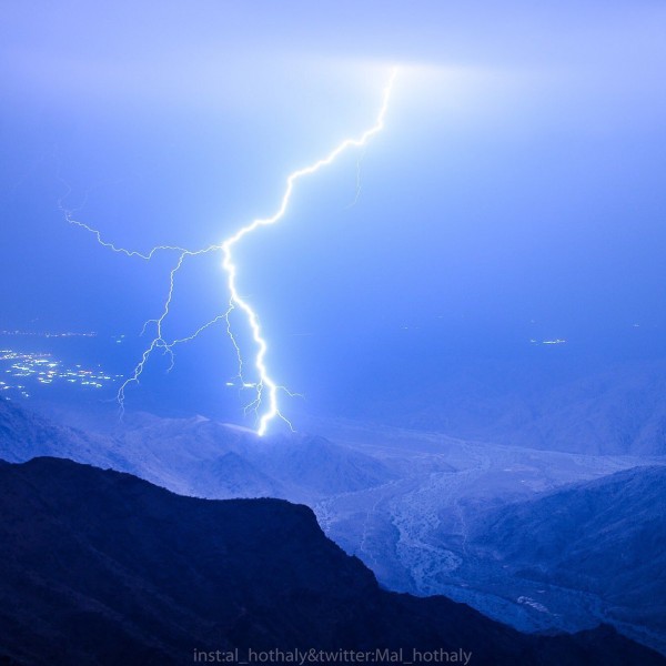 البرق في سماء السعودية ليلة أمس