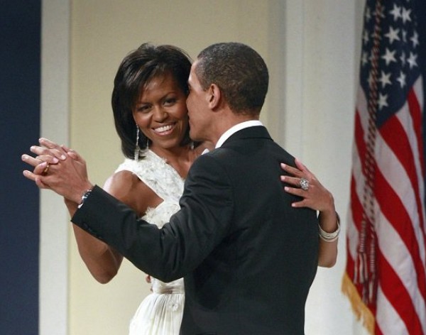 صور تظهر حالة حب ميشيل أوباما لزوجها