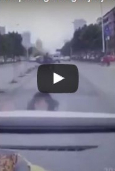 لقطات لسيدة ترمي نفسها أمام سيارة تثير ضجة على الإنترنت
