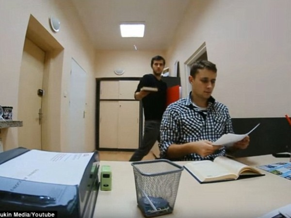 مقطع فيديو لصديقان يشعلان مواقع التواصل بخفة حركاتهم