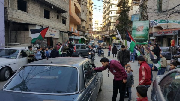 اللاجئون الفلسطينيون في لبنان يحتفلون بعملية القدس البطولية