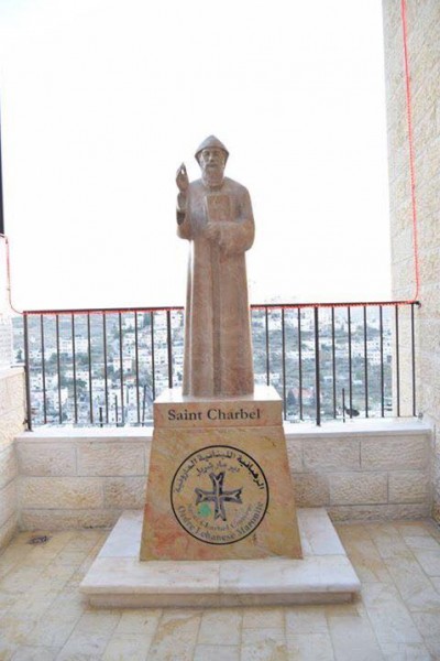 الشركة العمرانية تقدم مجسم مار شيربل المصنوع من أحجار القدس هدية لكنيسته