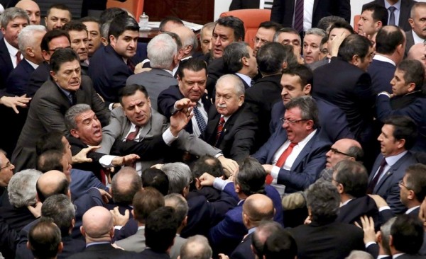 عراك تحت قبة البرلمان التركي