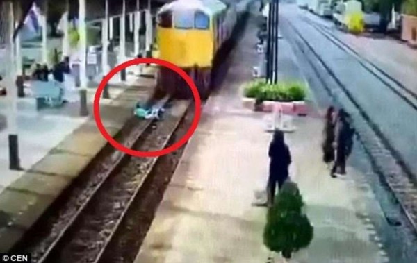 فيديو مروّع.. أغرب نهاية لمحاولة انتحار شاب مَرّ القطار فوق جسده