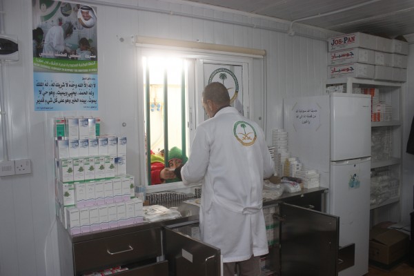 صيدلية العيادات التخصصية السعودية في مخيم الزعتري تصرف 2085 وصفة طبية للسوريين