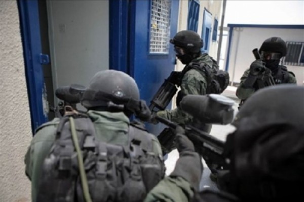 قوات القمع الإسرائيلية تقتحم قسم (4) في سجن "نفحة"