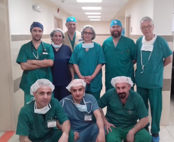 مجمع فلسطين الطبي يستضيف وفد ايطالي متخصص بالعلاج بالمنظاير للاطفال