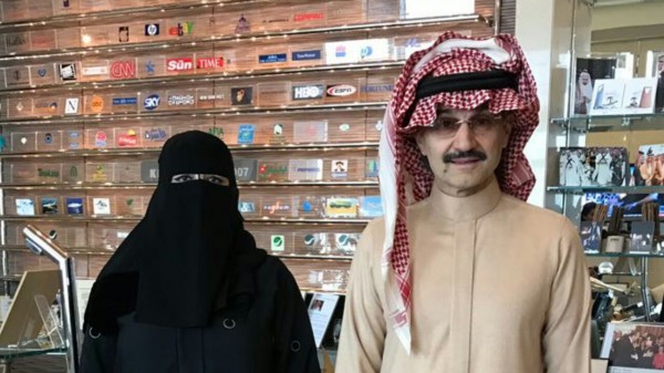 الامير الوليد يستقبل رئيس هيئة المرأة للتنمية والسلام بالشرق الأوسط بالرياض