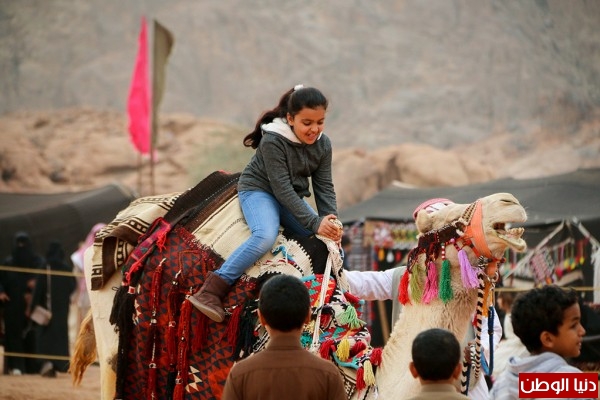 مهرجان الصحراء الدولي يعلم الأطفال على ركوب الإبل