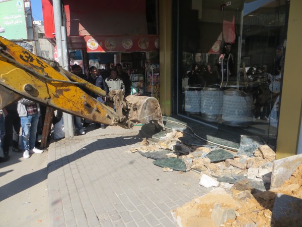 بلدية جنين تزيل منشآت مخالفة بالمدينة