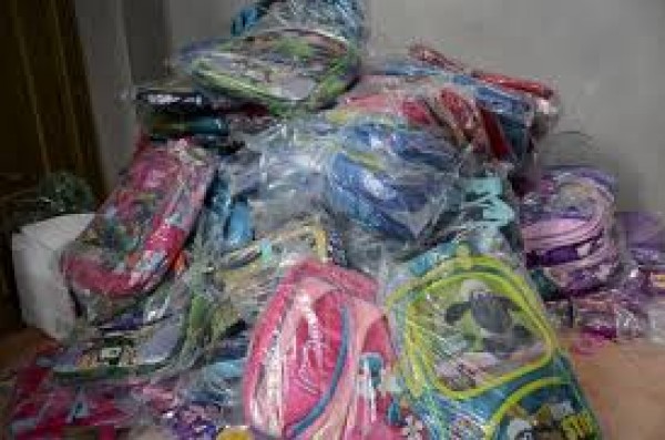اللجنة الشبابية توزع حقائب مدرسية على طلاب المدارس