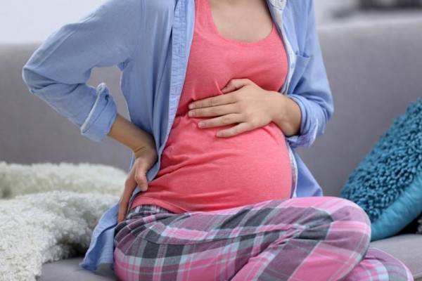 التقلصات المزعجة في الحمل أسباب وحلول