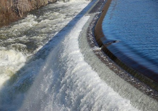 بسبب غزارة الامطار.. انهيار احد السدود في ولاية نيفادة الامريكية