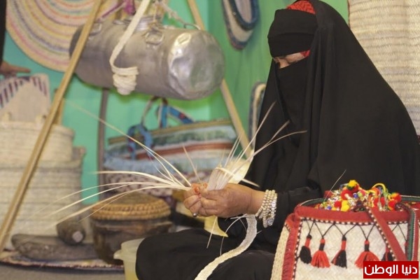 أم فايز تكمل مسيرة 100 عام من صناعة الخصف