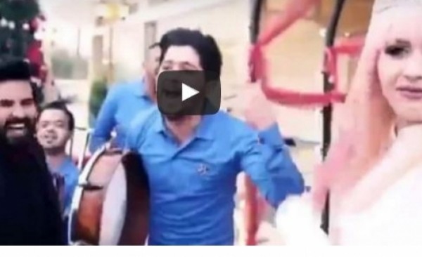 عريس يرقص رقصة مجنونة بعد زواجه من حبيبته