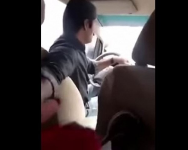 فتاة سعودية تُصور مقطع فيديو لسائق يتحرش بها!