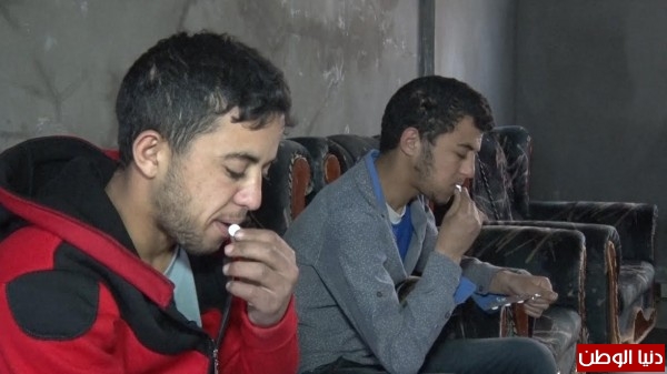 فيديو: شابان من غزة يتناولان 350 حبة دواء يومياً