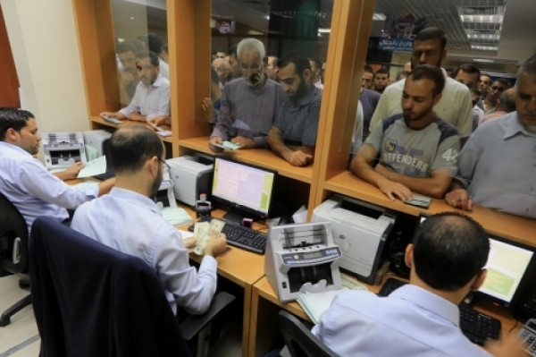 50% كدفعة من رواتب موظفي قطاع غزة غداً الاثنين