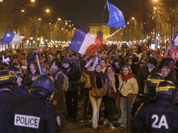 الاف الفرنسيين يتظاهرون ضد الفساد في السياسة
