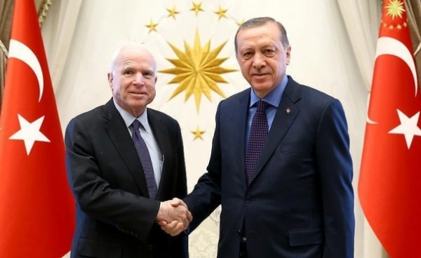 ماكين يؤيد أردوغان بإقامة مناطق آمنة في سوريا